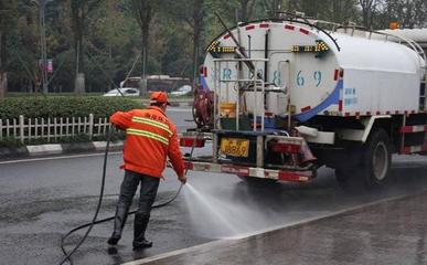 突發(fā)情況都是小事，騎摩托車(chē)最大的敵人是它——灑水車(chē)