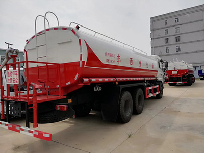 守護(hù)光澤縣潔凈與綠意 東風(fēng)多利卡灑水車(chē)的多重使命